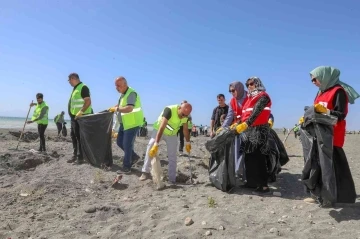 Van Gölü sahilinde çevre temizliği: 20 ton çöp toplandı
