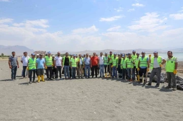 Van Gölü sahilinde tonlarca çöp toplandı
