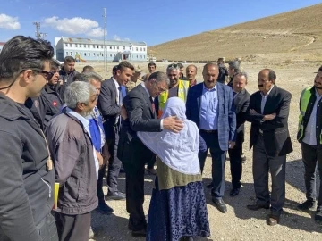 Van Valisi Ozan Balcı Başkale ilçesinde afet yaşayan mahalleleri ziyaret etti
