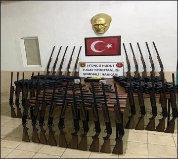 Van ve Hakkari’de 342 kilo uyuşturucu ile 100 av tüfeği ele geçirildi
