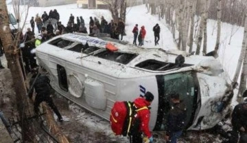 Van'da yolcu minibüsü , istinat duvarını aşıp devrildi: 12 yaralı