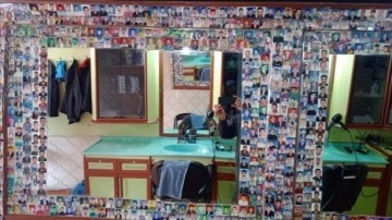 Vanlı berber 23 yıldır traş ettiği müşterilerinden 2 bin vesikalık fotoğraf topladı