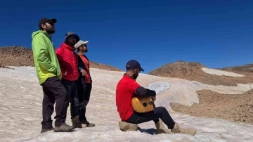 Vanlı dağcılar Süphan Dağı zirvesinde saz çalıp türkü söyledi
