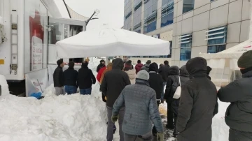 Vatandaşlar kan bağışı için sıraya girdi
