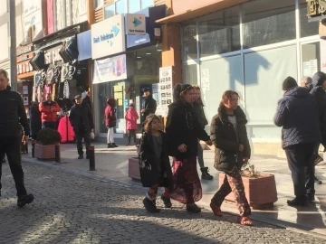 Vatandaşlardan para dilenerek yol boyunca takip ediyorlar
