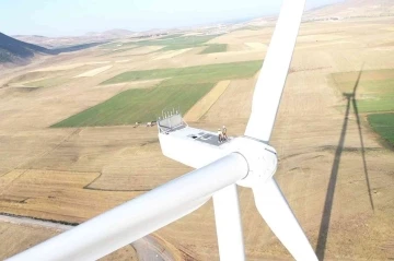 VEDAŞ çalışanları, rüzgarın elektrik enerjisine dönüşünü yerinde inceledi
