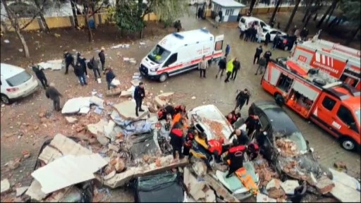 Veli toplantısında feci olay: Yıkılan duvarın altında kaldılar! 1 ölü