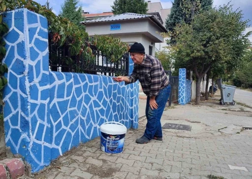 Veteriner Hekimden mezun olduğu köy okulunda örnek boya çalışması
