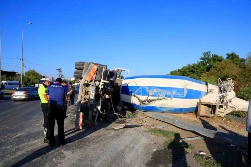 Virajı alamayan çimento yüklü beton mikseri yan yattı: 1 yaralı
