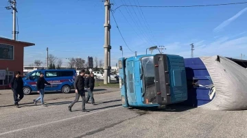 Virajı alamayan kamyon devrildi: 2 yaralı
