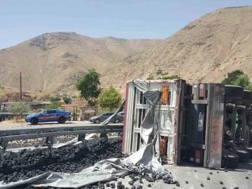 Virajı alamayan kömür yüklü kamyon devrildi: 1 yaralı
