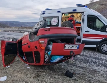 Virajı alamayan otomobil tarlaya uçtu: 2’si çocuk 3 yaralı
