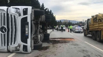 Virajı alamayan tır devrildi, trafik felç oldu
