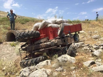 Virajı alamayan traktör devrildi, 1 yaralı
