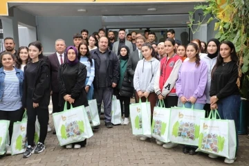 Viranşehir Belediyesinden gençlere kitap seti desteği

