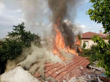 Yabancı uyruklu ailenin evi alev topuna döndü
