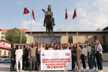 Yabancı uyruklu Erasmus öğrencileri Bayburt’ta çuval yarışı yaptı mendil kapmaca oynadı
