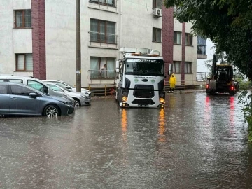 Yağış nedeniyle mazgal tıkandı, ekipler çalışma yaptı
