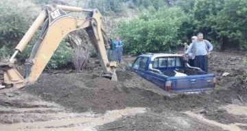 Yağış sonrası toprak kayması meydana geldi