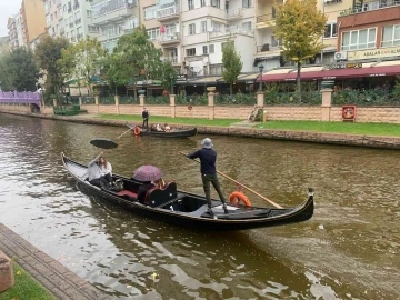 Yağışlı hava turistlerin gondol sefasına engel olamadı
