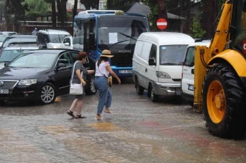 Yağmur aniden bastırdı, vatandaşlar zor anlar yaşadı
