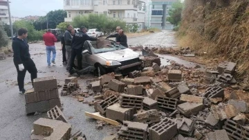 Yağmur sebebiyle yıkılan istinat duvarı otomobili hurdaya çevirdi
