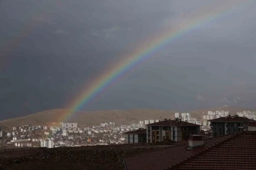 Yağmur sonrası gökkuşağı şöleni
