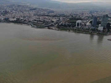 Yağmurun ardından İzmir Körfezi’nin rengi değişti
