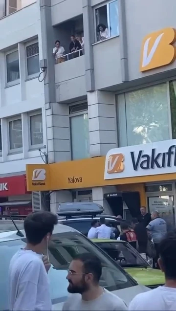 Yalova’da işlemi yapılmayınca bankanın önüne otomobilini çekti
