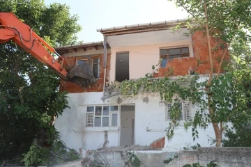 Yalova’da kentsel dönüşüm için ilk bina yıkımı yapıldı
