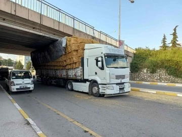 Yalova’da saman yüklü tır altgeçide sıkıştı
