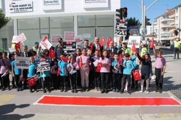 Yalova’da yaya geçitleri farkındalık için kırmızıya boyandı
