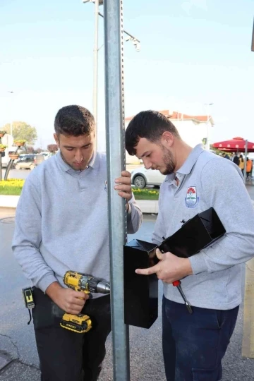 Yalova kent merkezinde izmarit toplama kutuları yerleştirildi
