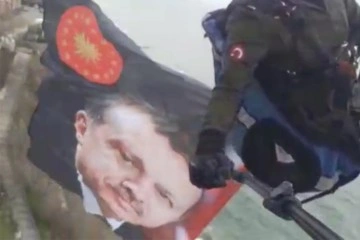 Yamaç paraşütçüsü Cumhurbaşkanı Erdoğan sevgisini gökyüzüne taşıdı