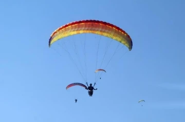 Yamaç Paraşütü Hedef Yarışması Burdur'da yapıldı