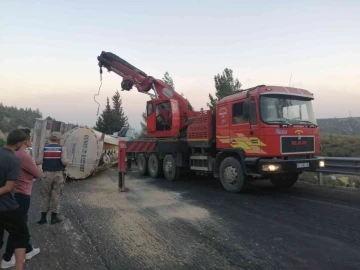 Yan yatan tanker trafiği kilitledi, kilometrelerce araç kuyruğu oluştu
