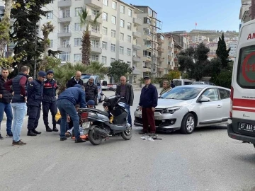 Yan yoldan çıkan otomobille motosiklet çarpıştı: 1 yaralı
