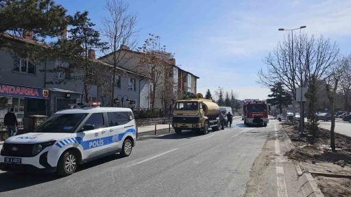 Yanan kamyoneti o sırada yoldan geçen su tankeri söndürdü
