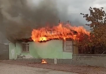 Yangında canları dışında her şeylerini kaybeden aile yardım bekliyor
