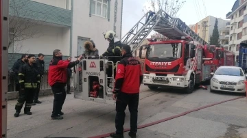 Yangında mahsur kalan özel birey itfaiye ekipleri tarafından kurtarıldı
