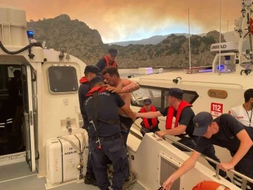 Yangından etkilenen belediye işçilerinin yardımına sahil güvenlik koştu
