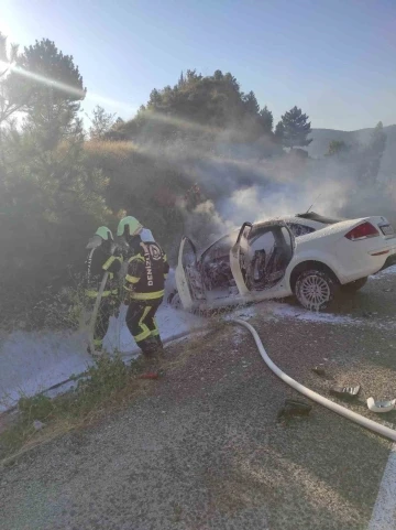 Yanmaya başlayan araç şarampole devrildi
