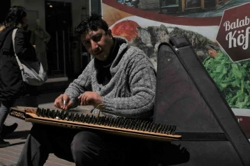 Yaptığı müzik ile adeta eski Ramazan günlerini yaşatıyor
