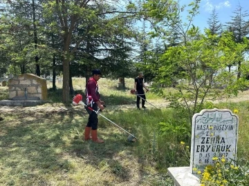 Yarımca köyü mezarlığında kapsamlı bir temizlik çalışması yapıldı
