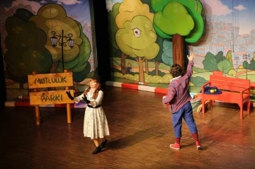 Yarıyıl tatilinde öğrencilere tiyatro gösterimi

