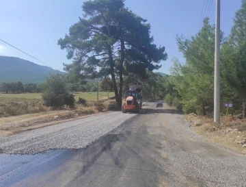 Yatağan’ın kırsal mahallelerinde yol çalışmalarını sürüyor
