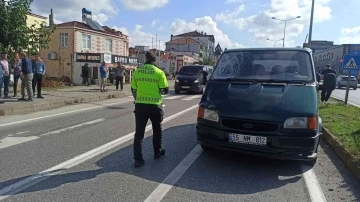 Yaya geçidinde minibüsün çarptığı bisikletli ağır yaralandı
