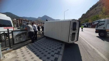 Yayaya çarpmamak için manevra yapan minibüs yan yattı
