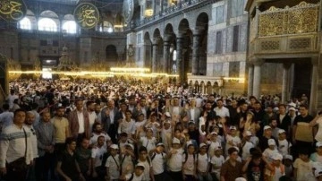 Yaz okulu gençliği Ayasofya'da