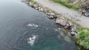 Yaz sıcağında serinlemek isteyenler soluğu Karasu Çayı’nda alıyorlar
